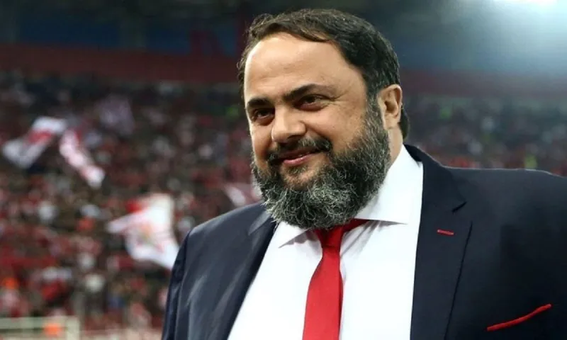 Βλέπουν τον Μαρινάκη σαν Άγιο Βασίλη - Περιμένουν δώρα αλλά και να μην... τρελαθεί
