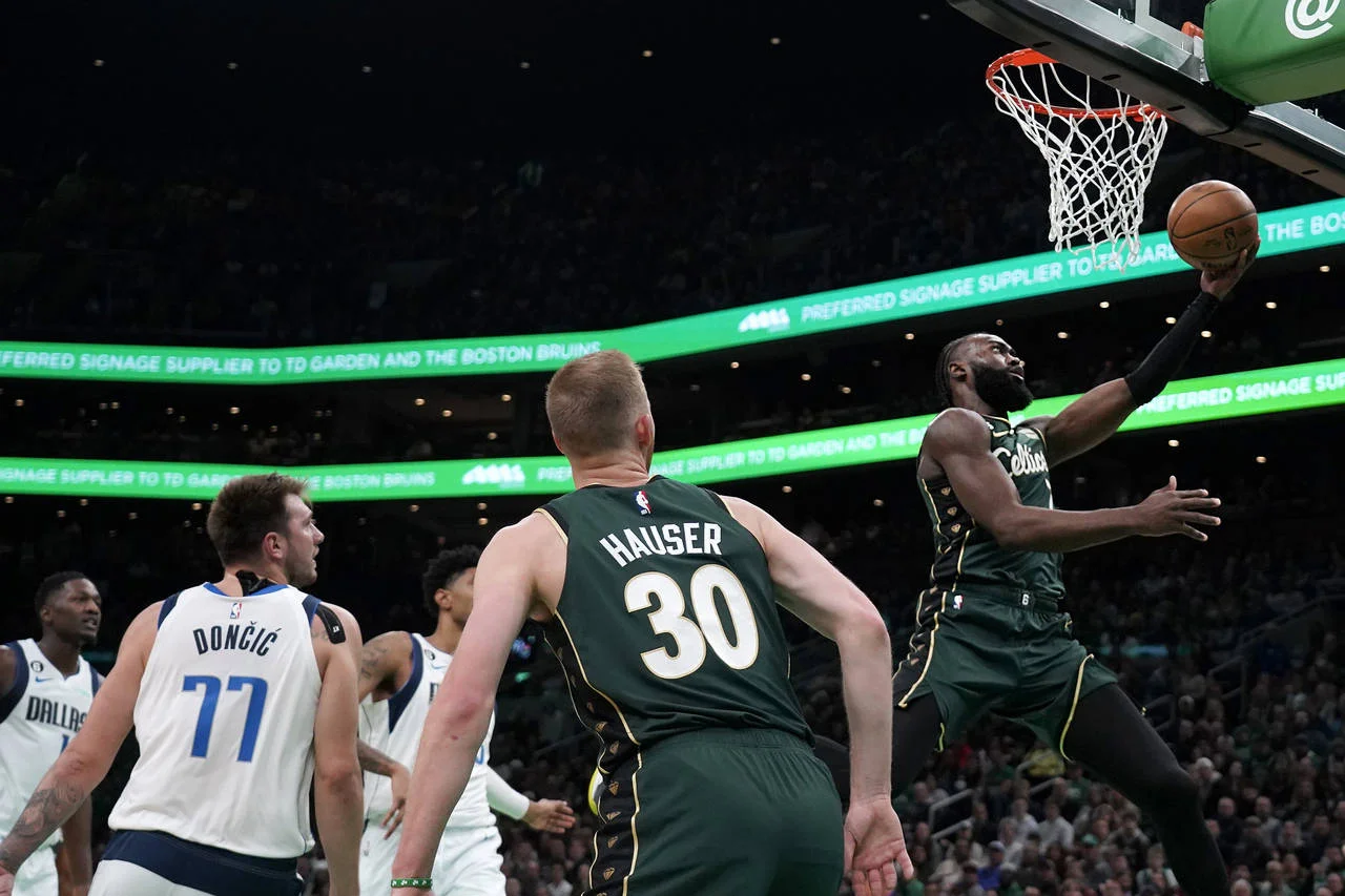 NBA Αποτελέσματα: Οι Σέλτικς των Τέιτουμ και Μπράουν «λύγισαν» τους Μάβερικς του Ντόντσιτς, ενώ οι Κινγκς είδαν το σερί τους να σταματά.