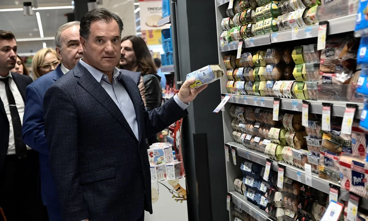 Σε διαφορετικό «πλανήτη» από τους καταναλωτές, ο Άδωνις Γεωργιάδης πανηγυρίζει μόνος του για την πτώση του πληθωρισμού.