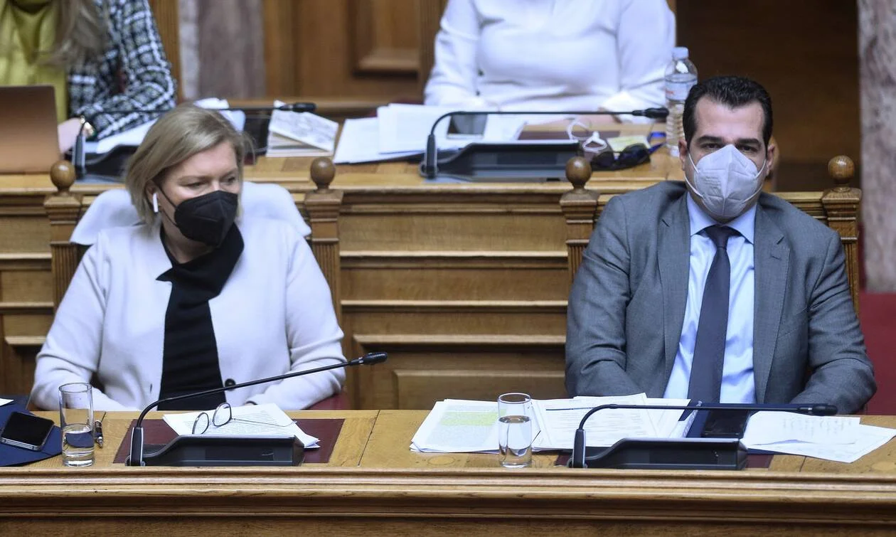 Πλήρως αποκομμένη από την κοινωνία και τις φωνές διαμαρτυρίας των ίδιων των γιατρών, η κυβέρνηση διαλύει το ΕΣΥ και την δημόσια δωρεάν υγεία.