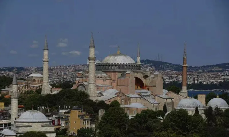 Τουρκία: Αφήνει την Αγιά Σοφιά να ρημάζει επίτηδες - «Χοντρή» πρόκληση και στην Κύπρο (vid)