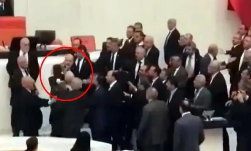 Τουρκία: Συμπλοκή στο κοινοβούλιο - Βουλευτής στην εντατική!