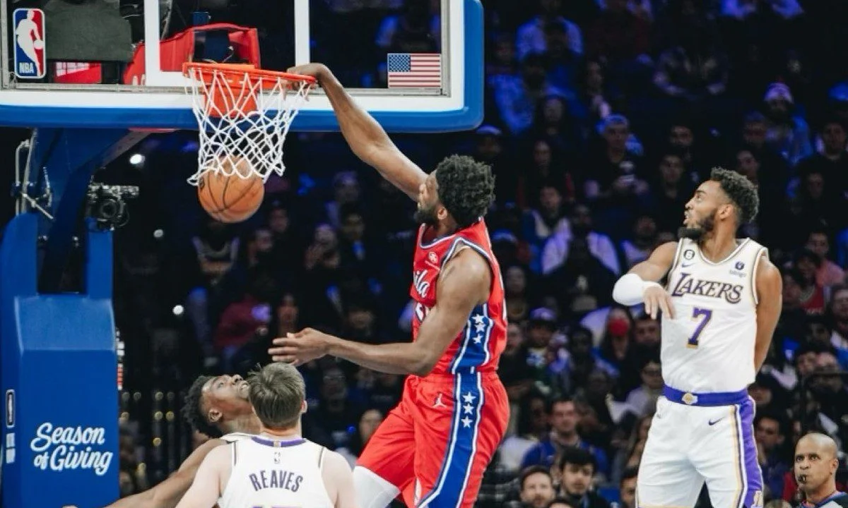 NBA αποτελέσματα: Με 38 πόντους τους Τζόελ Εμπίντ, οι Σίξερς επικράτησαν στην παράταση των Λος Αντζελες Λέικερς, με σκορ 133-122.