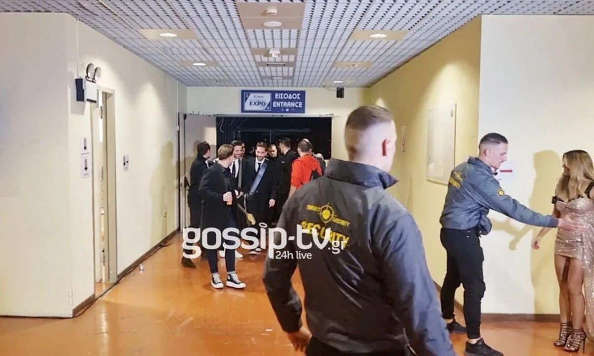 Ευτράπελο στα Madwalk 2022 όταν οι σεκιούριτι... έστησαν μπλόκο στην Έλλη Κοκκίνου για χάρη των Ρουβά-Αργυρού! Πως αντέδρασε η τραγουδίστρια.
