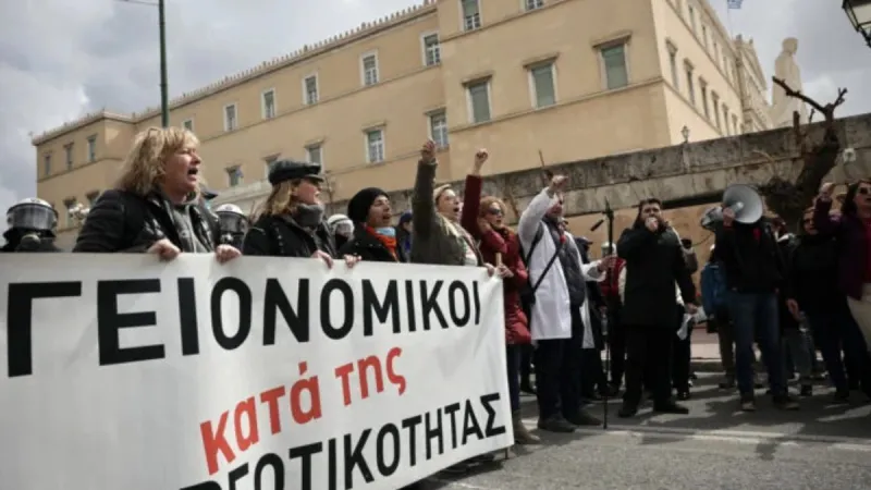 Οριστικά επιστρέφουν οι ανεμβολίαστοι υγειονομικοί και ο εμμονικός Πλεύρης τους ετοιμάζει «καψόνι» - Τι θα ισχύσει