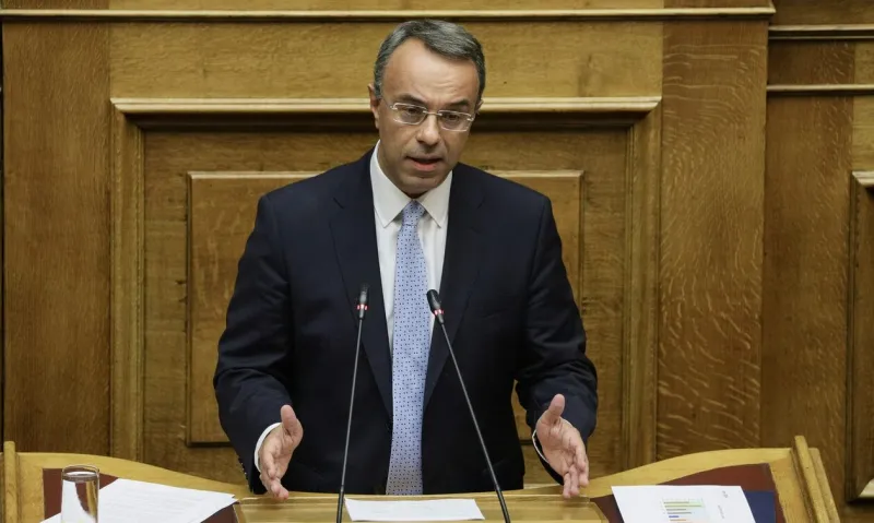 Ψίχουλα η στήριξη στους δανειολήπτες – Οι τράπεζες κάνουν ό,τι θέλουν και ο Σταϊκούρας λέει ότι δίνει «μάχη»