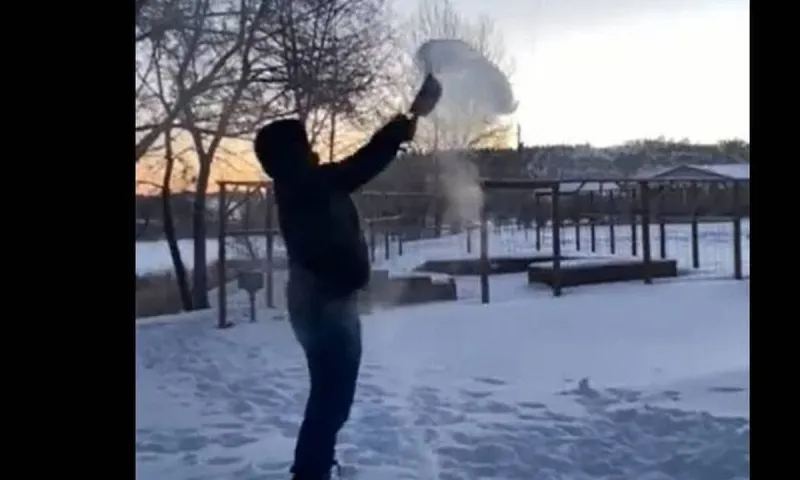 Πώς το καυτό νερό γίνεται χιόνι - Viral βίντεο από τις παγωμένες ΗΠΑ!