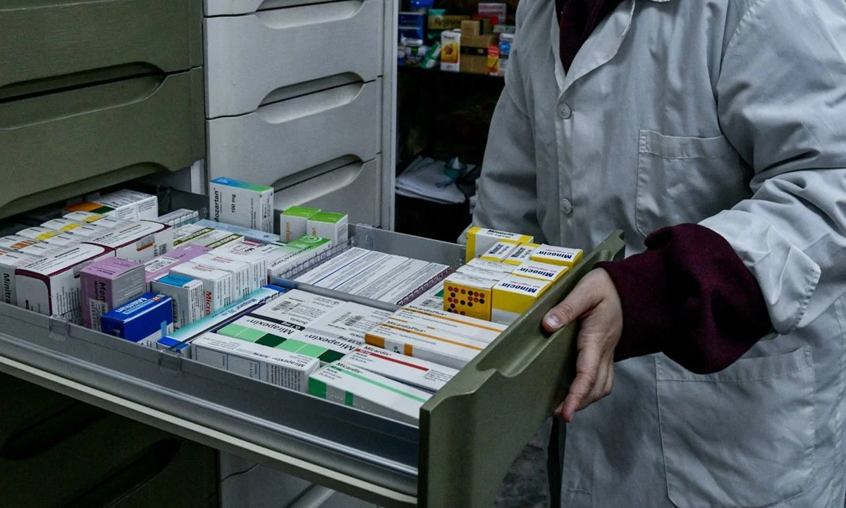Αδειάζουν τα φαρμακεία - Μέχρι και ληγμένα φάρμακα αγοράζονται για να καλυφθούν οι ανάγκες, την ώρα που ο Θ. Πλεύρης κάνει επικοινωνιακά σόου.