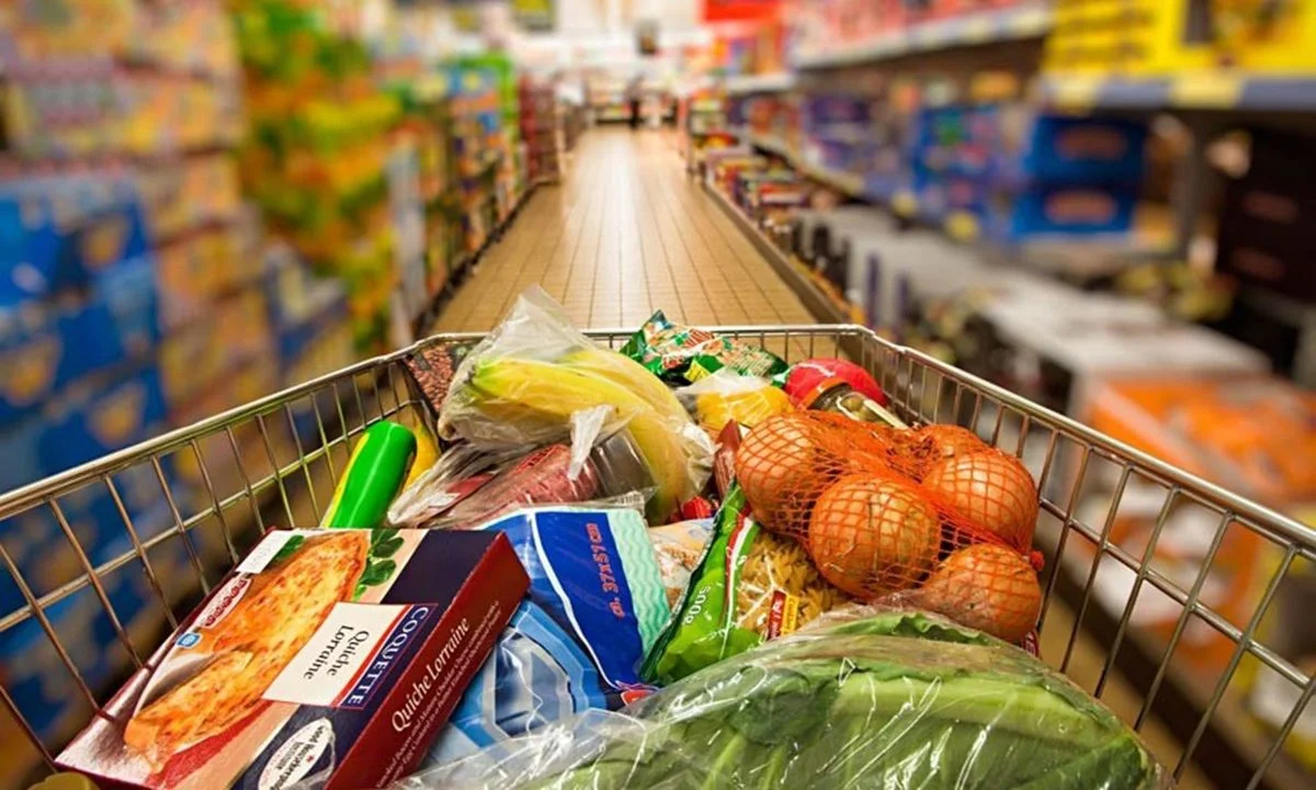 Στην Ισπανία ο Σάντσεθ καταργεί τον ΦΠΑ στα βασικά τρόφιμα, «παγώνει» τα ενοίκια, σταματά τις εξώσεις - Στην Ελλάδα επικρατούν μέτρα κοροϊδίας.