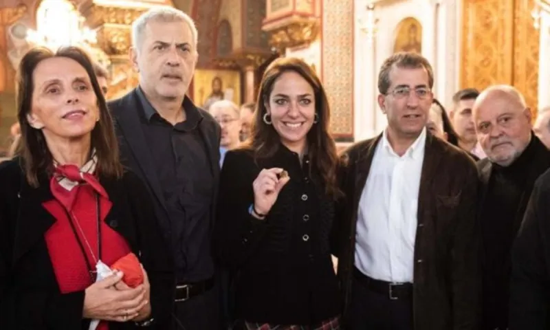 Με κομμένη την ανάσα περίμεναν οι Πειραιώτες αν θα κερδίσει το φλουρί η υπέρλαμπρη Δόμνα Μιχαηλίδου, για να κοιμούνται ήσυχοι το 2023