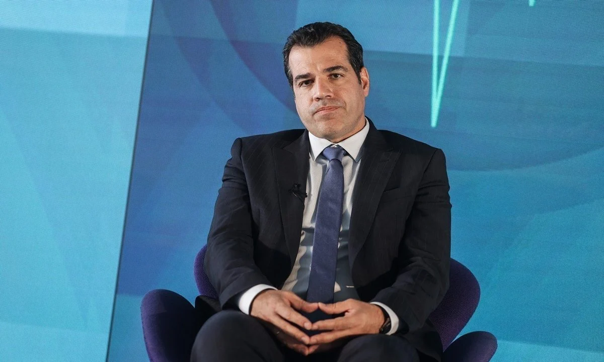 Ο Θάνος Πλεύρης βλέπει την έλλειψη φυσικής ανοσίας ως αιτία για το «ξέσπασμα» κορονοϊού στην Κίνα, ενώ ο ίδιος έκανε ότι μπορούσε για να την εξαλείψει στην Ελλάδα.