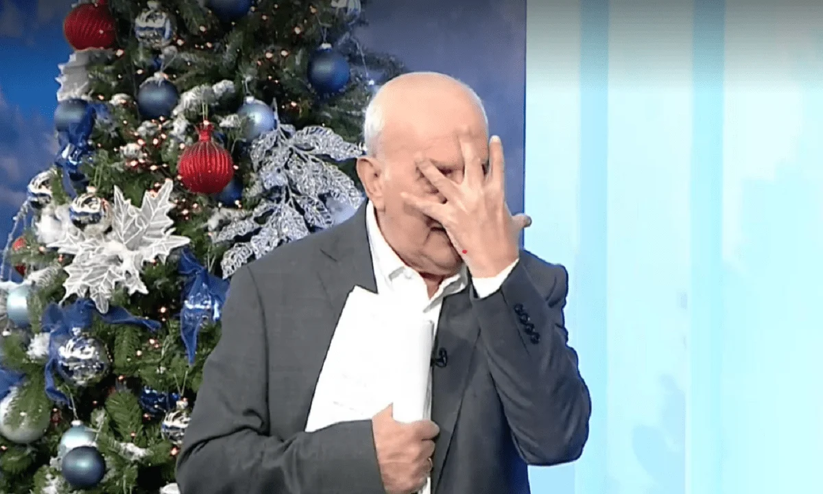 Έδωσε... ρέστα ο Γιώργος Παπαδάκης φασκελώνοντας τον εαυτό του πέντε φορές για την επιλογή του να εμβολιαστεί κατά του κορονοϊού!
