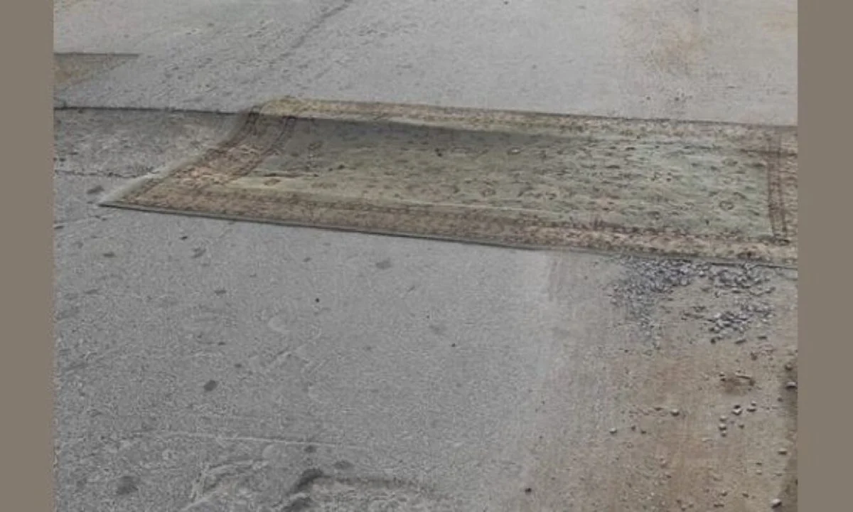 Viral: Απίστευτο κι όμως ελληνικό! Κάτοικοι στην Αλεξανδρούπολη έστρωσαν χαλί σε λακούβα!