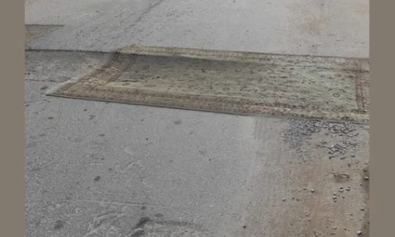 Ελλάς το μεγαλείο σου - Viral το χαλί που στρώθηκε πάνω σε επικίνδυνη λακκούβα!