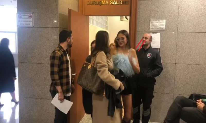 Εντυπωσιακή Τουρκάλα ινφλουένσερ κατηγορούμενη για άσεμνες φωτογραφίες πήγε στο δικαστήριο ντυμένη έτσι -  Παραμιλούσαν οι δικαστές