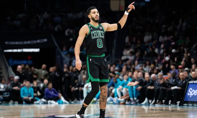 NBA Αποτελέσματα: Ασταμάτητος ο Τζέισον Τέιτουμ – Νίκη για τους Γουόριορς με κορυφαίο Κάρι!