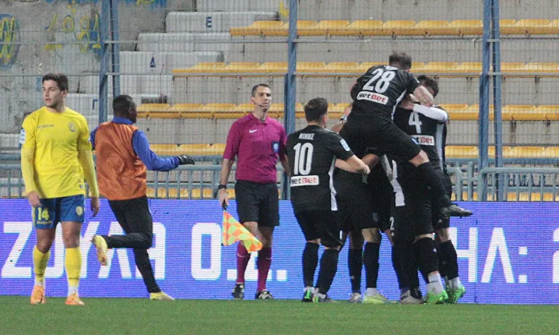 Super League Παρασκήνια: Γι' αυτό τον παίκτη απέρριψε πρόταση ο ΠΑΣ Γιάννινα - Ποιον παίρνει ο Ατρόμητος και τι τρέχει με την πώληση του Παναιτωλικού;