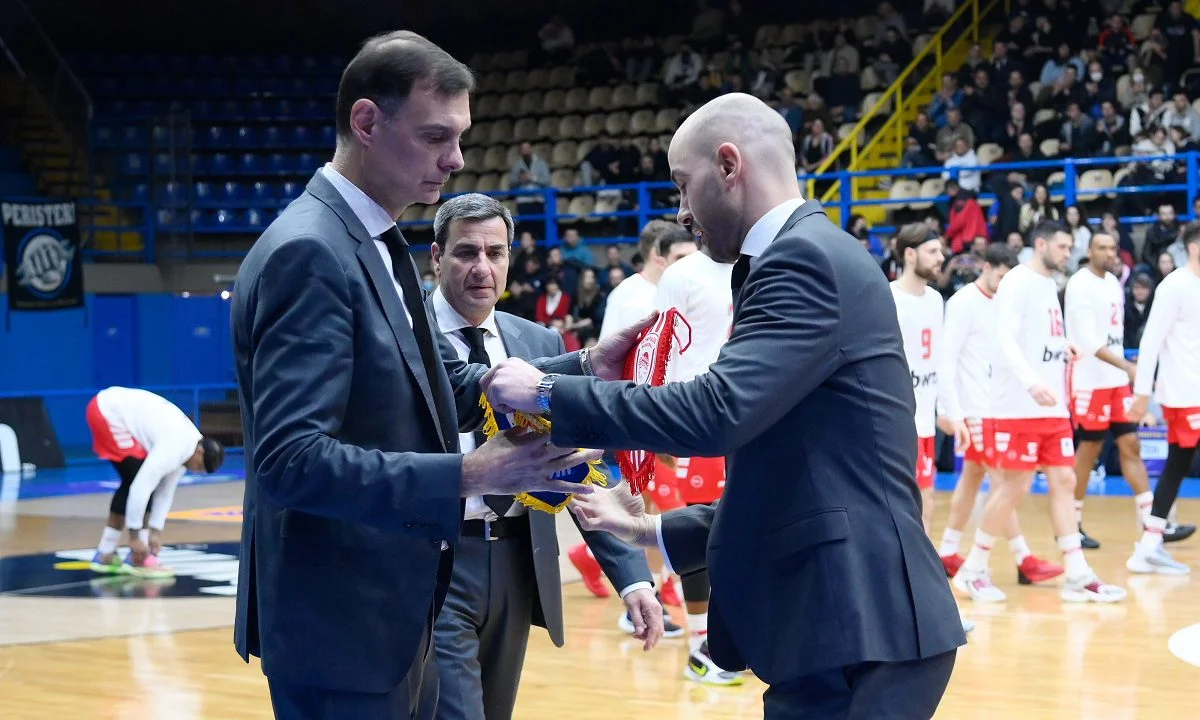 Η χειραψία που αντάλλαξαν ο Βασίλης Σπανούλης και ο Γιώργος Μπαρτζώκας υπό κάποιες προϋποθέσεις σου δημιουργεί διάφορες σκέψεις.