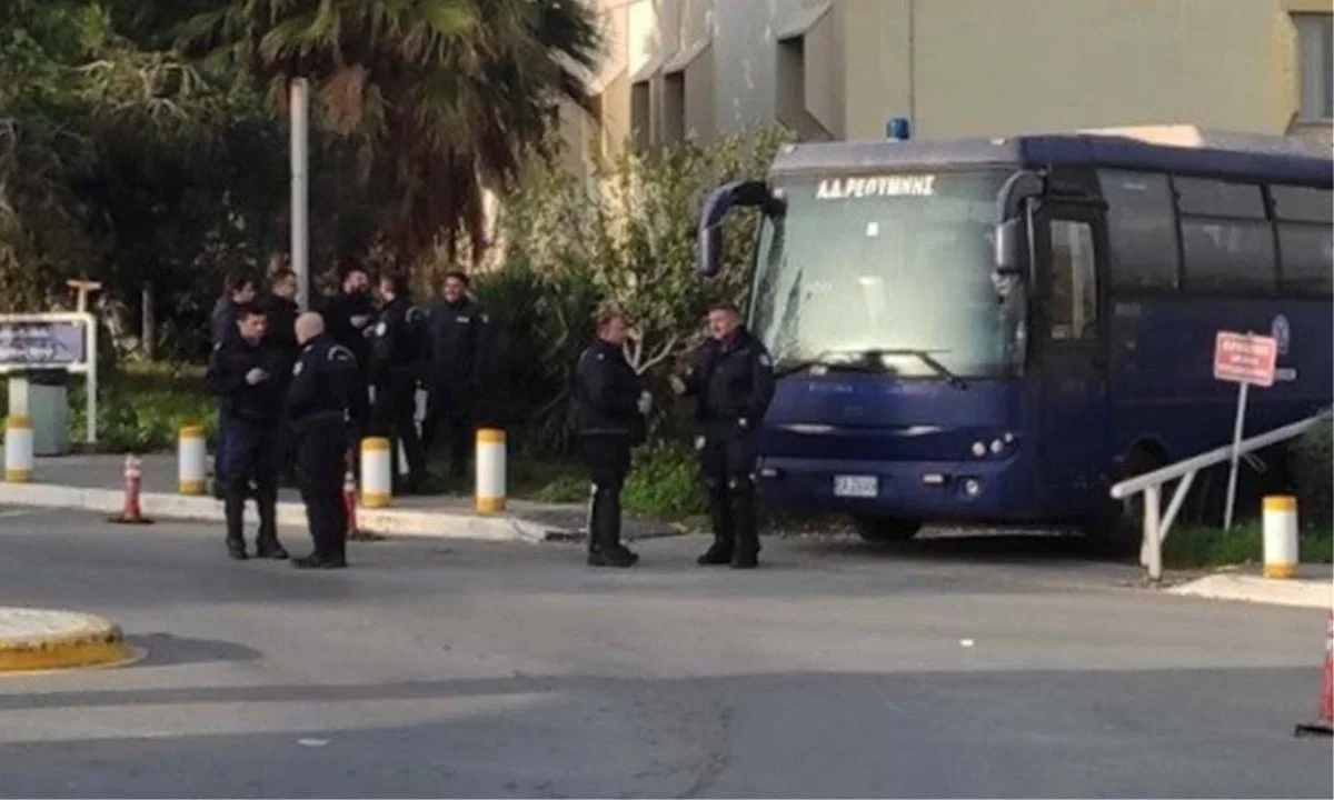Την παρουσία της κλούβας στο ΠΑΓΝΗ κατήγγειλαν η ΝΕ Ηρακλείου του ΣΥΡΙΖΑ, το ΚΚΕ, άλλα και η Ένωση Ιδιωτικών Υπαλλήλων Ν. Ηρακλείου.