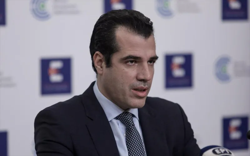 Στα «ερείπια» ενός διαλυμένου ΕΣΥ ο Θ. Πλεύρης κάνει αιφνιδιαστικές εφόδους για να διαπιστώσει ότι όλα «βαίνουν καλώς»