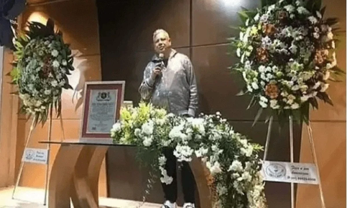 Όλοι νόμιζαν ότι ήταν νεκρός και αυτός εμφανίστηκε ξαφνικά στην κηδεία του