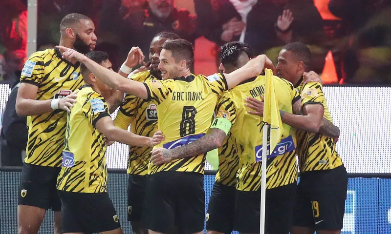 Βαθμολογία Super League: Στην κορυφή και περιμένει η ΑΕΚ, πλησίασε κι άλλο ο Ολυμπιακός
