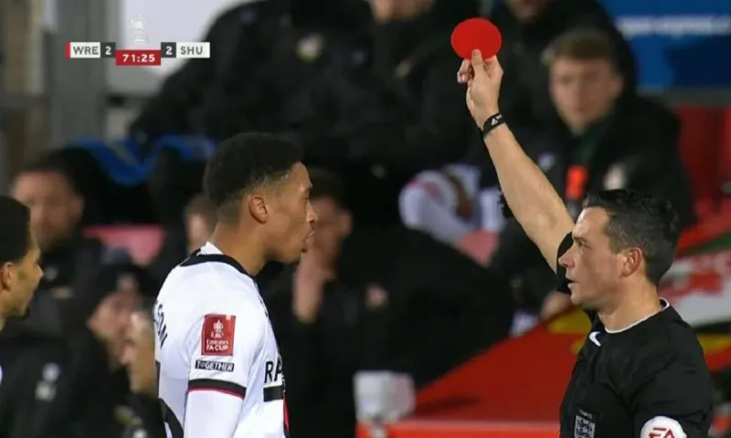 FA Cup: Η στρογγυλή κόκκινη κάρτα που έγινε viral - Γιατί υπάρχει (vid)