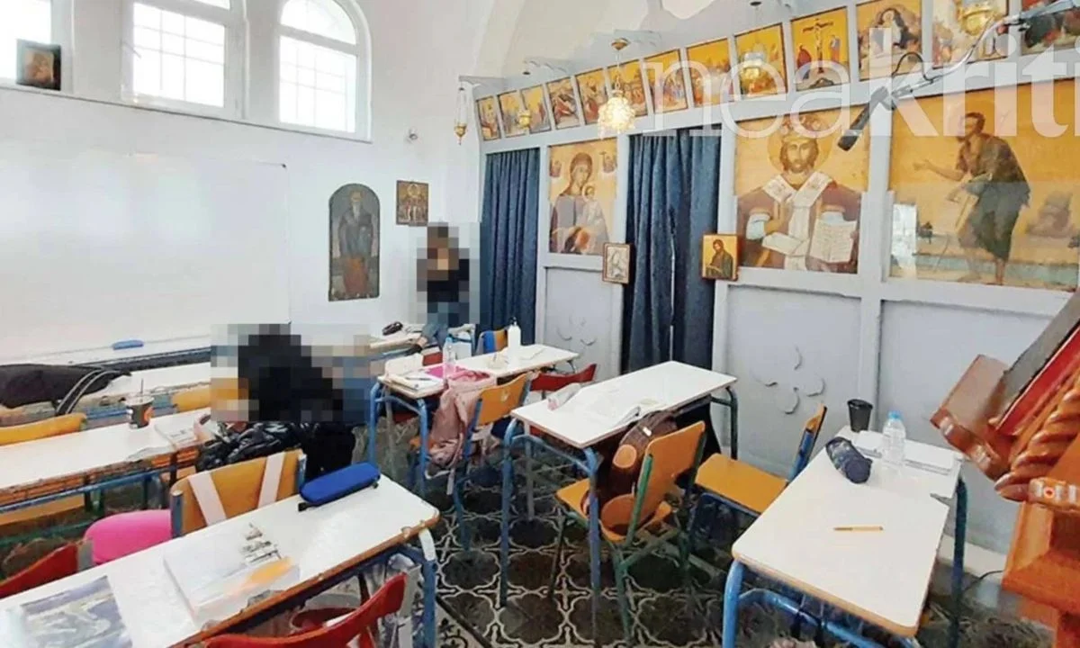 Μαθητές της Γ’ τάξης του Λυκείου εκ περιτροπής αναγκάζονται να κάνουν μάθημα δίπλα στο ιερό της μικρής εκκλησίας στο προαύλιο του Καπετανάκειου.