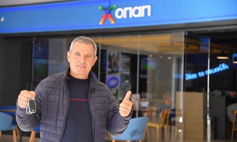 Ο μεγάλος νικητής του MundoBall παρέλαβε το νέο του αυτοκίνητο από τον ΟΠΑΠ