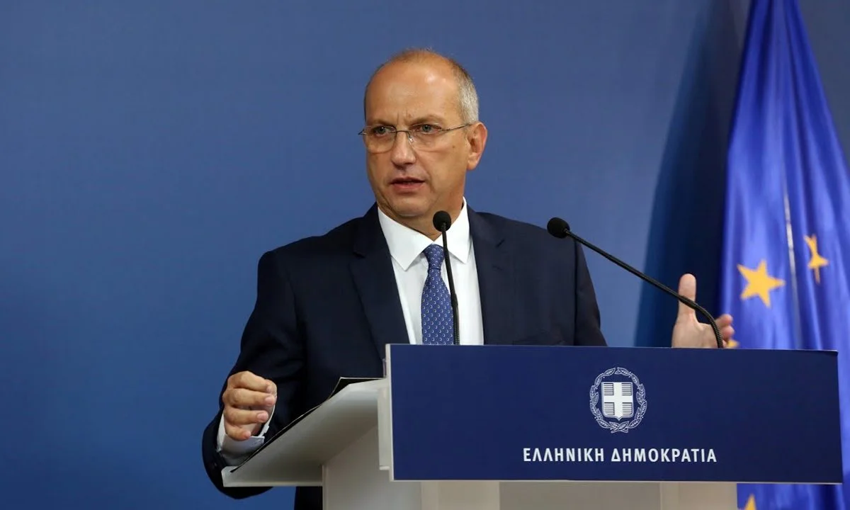 Ενώ όλος ο καλλιτεχνικός κόσμος καταδικάζει το ΠΔ που υποβαθμίζει τα πτυχία τους, ο Γιάννης Οικονόμου τους αντιμετωπίζει ως άτομα χαμηλής νοημοσύνης ή υποχείρια κομμάτων.