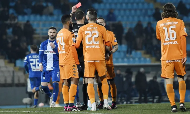 Ιωνικός: Ο Μανούχος, οι μεζούρες και τα φαλτσοσφυρίγματα