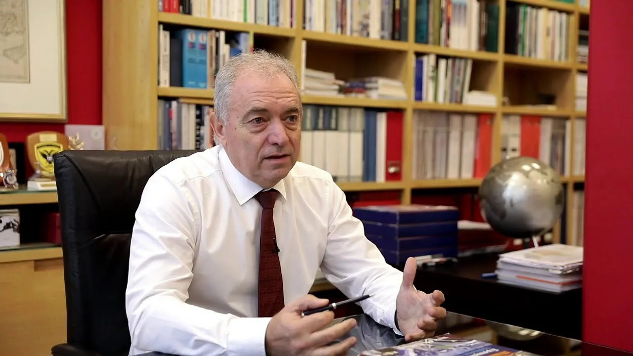 «Τραγικό και αντιδεοντολογικό» να διαδίδουν κάποιοι «ειδικοί» και δημοσιογράφοι σενάρια για σεισμό 8,5 Ρίχτερ, είπε ο Ευθύμιος Λέκκας.