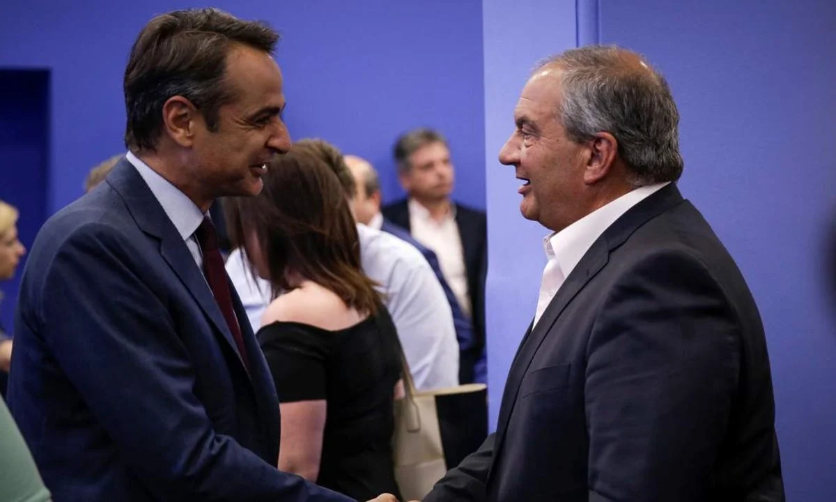 Στην ανακοίνωση του ο Κώστας Καραμανλής υπονοεί πως η ηγεσία της σημερινής ΝΔ έπαψε να πρεσβεύει τις αξίες που είχε δώσει ο Κωνσταντίνος Καραμανλής.