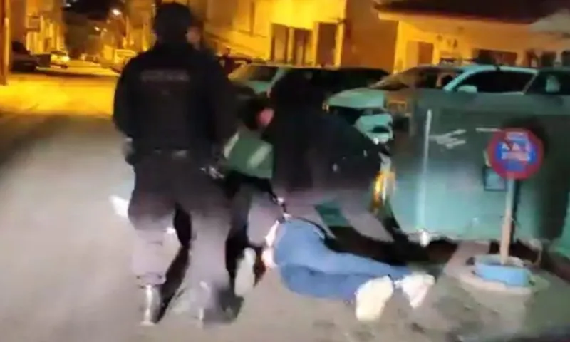 Καστοριά: Εικόνες - σοκ με ΟΠΚΕ να πετούν στον δρόμο ιδιοκτήτη ξενοδοχείου σαν να είναι εγκληματίας, για να γίνει κατάσχεση