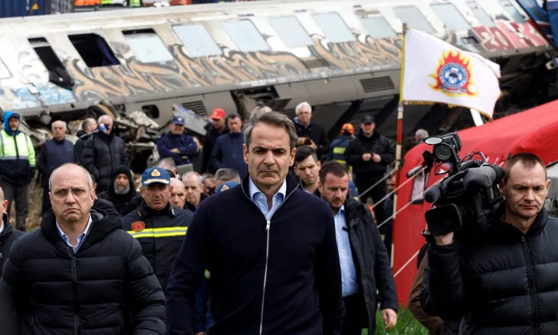 Τέμπη: Τα «παπαγαλάκια» των ΜΜΕ «θάβουν» τις κυβερνητικές ευθύνες και προσπαθούν να τα φορτώσουν όλα στον σταθμάρχη