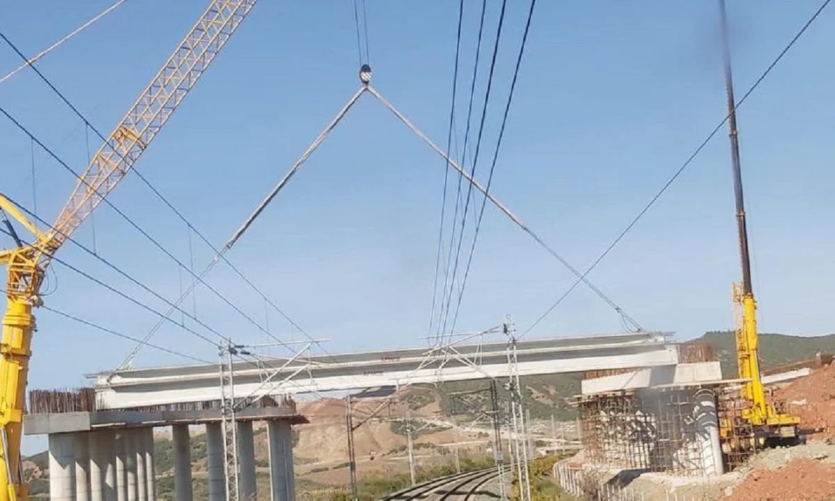 Τσιμεντένια γέφυρα κρέμονταν με ιμάντες πάνω από τις ράγες - Εικόνα που σοκάρει. Η ανάρτηση που έκανε ο πρόεδρος των μηχανοδηγών του ΟΣΕ.