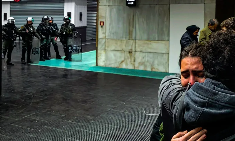 Τραγωδία στα Τέμπη: Έστειλαν τα ΜΑΤ στους φίλους και συγγενείς των θυμάτων που άφηναν λουλούδια