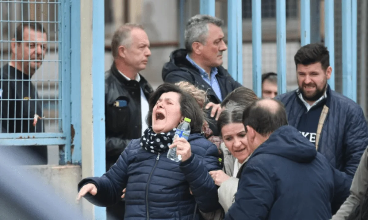 Μια φράση, ένας ολόκληρος λαός που πενθεί αηδιασμένος από την πολιτική υποκρισία - Ξεσπά η θεία του μοναδικού επιζώντα από το πρώτο βαγόνι.