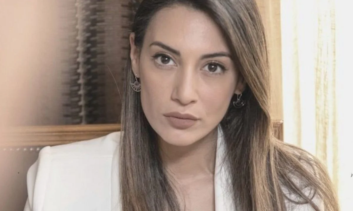 Σασμός επόμενα επεισόδια: Η Στέλλα ανακαλύπτει τις σχέσεις της Αιμιλίας με τον υπόκοσμο, όπως θα παρακολουθήσουμε από τη σειρά του ALPHA.