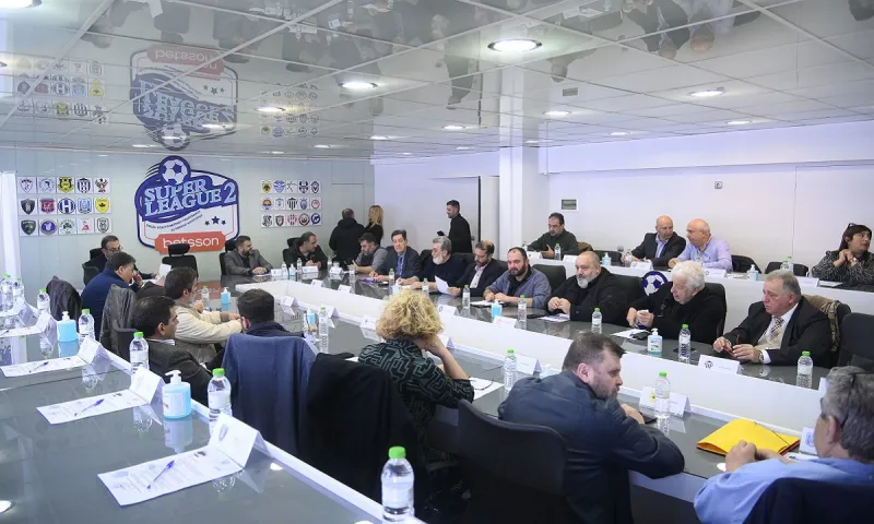 Super League 2: Στα μαχαίρια Ολυμπιακός και ΑΕΚ - Ο ρόλος της ΕΠΟ, οι βόμβες Καραπαπά και η επανέναρξη του πρωταθλήματος με αστερίσκο