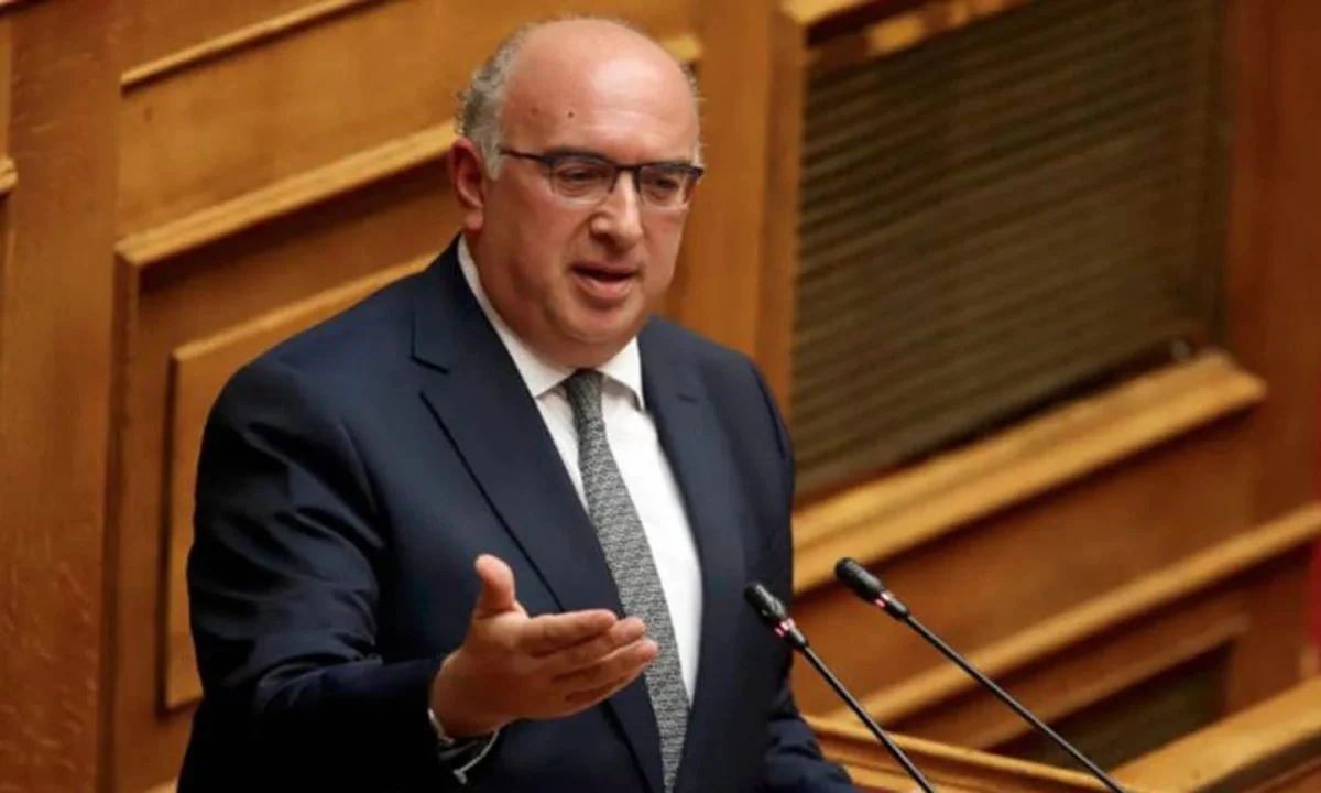 Ο υφυπουργός Μεταφορών Μιχάλης Παπαδόπουλος μιλούσε για «σύγχρονο και δίκαιο σιδηρόδρομο» και αρνούνταν την επικινδυνότητα του.