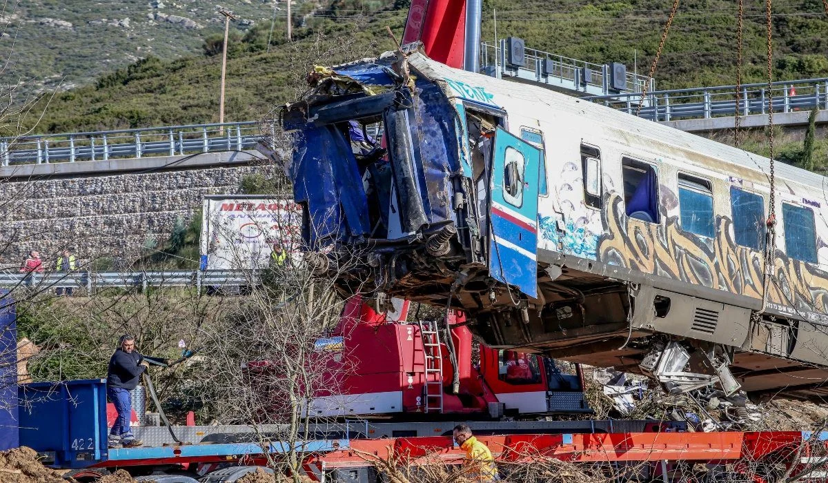 Οι συγγενείς των θυμάτων καταγγέλλουν πως δεν τους δίνουν τις δικογραφίες – Ζητούν να γίνει έφοδος εισαγγελέων στον ΟΣΕ- Φοβούνται για καταστροφή στοιχείων.