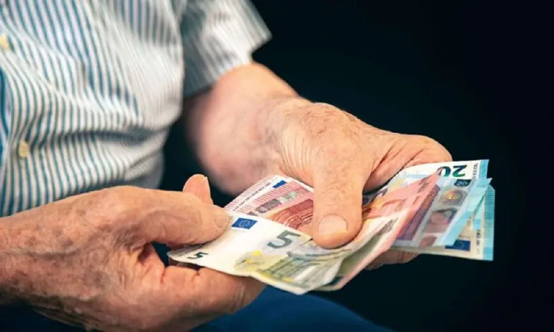 Συντάξεις: Τότε γίνονται οι πληρωμές Απριλίου -  Έκτακτο βοήθημα στους συνταξιούχους