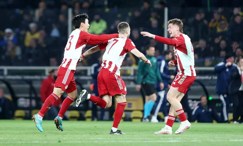 ΑΕΚ - Ολυμπιακός 1-3: Της «έσπασε» το αήττητο και έβαλε φωτιά στο πρωτάθλημα
