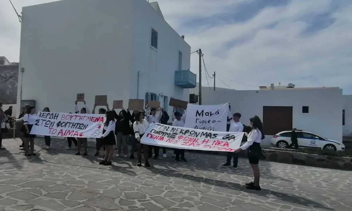 Αμήχανα κοιτούσε η Κατερίνα Σακελλαροπούλου τα πανό των μαθητών: «Όλων των νεκρών θα γίνουμε φωνή, η νέα γενιά δεν σας συγχωρεί».