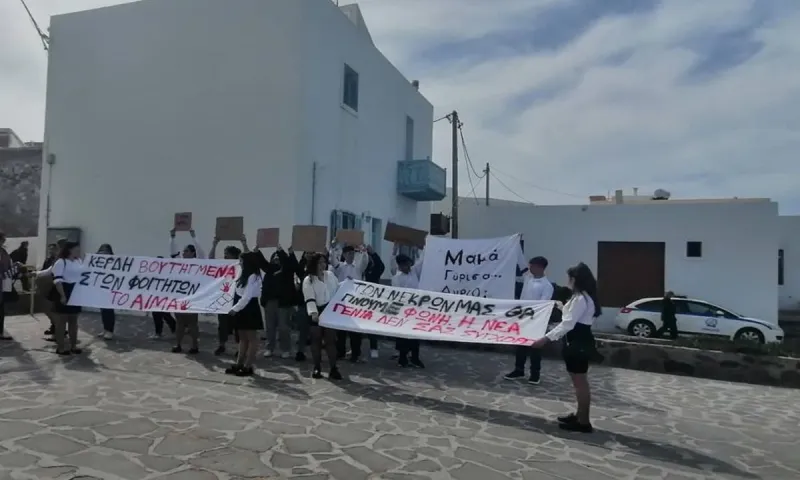 Τέμπη: Ούτε στις πιο απομακρυσμένες γωνιές της Ελλάδας δεν αποφεύγει την αγανάκτηση των νέων η Κατερίνα Σακελλαροπούλου