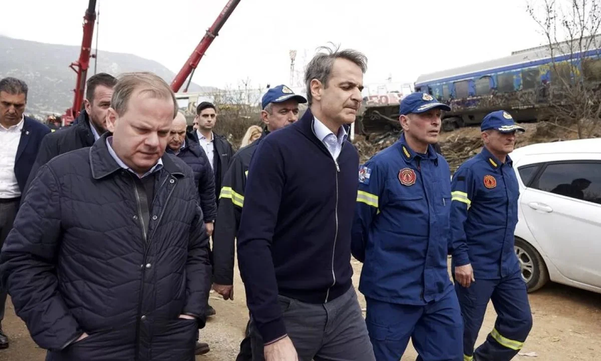 Την ώρα που ολόκληρη η χώρα «βράζει» από αγανάκτηση, στην κυβέρνηση διχάζονται με το αν θα είναι στα ψηφοδέλτια ο Κώστας Καραμανλής.