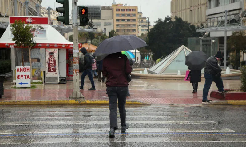 Καιρός: Μεμονωμένες καταιγίδες και χιόνια - Πού χρειάζεται προσοχή
