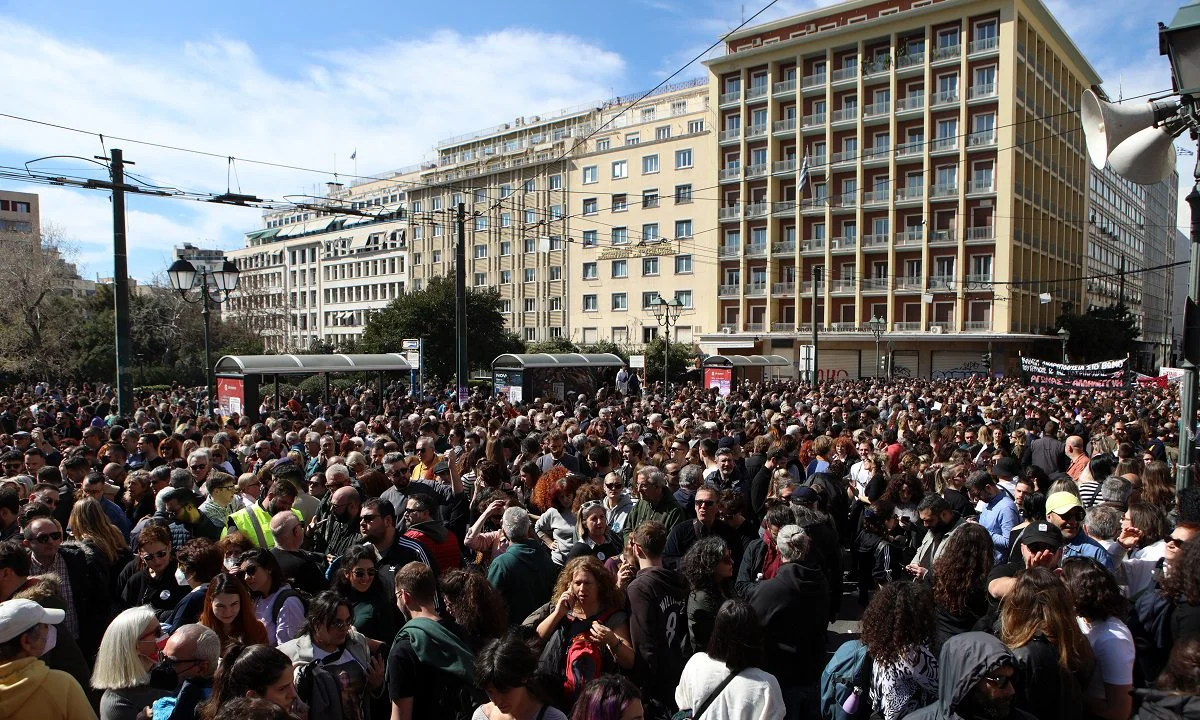 Σε 24ωρη απεργία, που «παραλύεει» τόσο τον δημόσιο όσο και τον ιδιωτικό τομέα, προχωρούν ΓΣΕΕ και ΑΔΕΔΥ - Πώς θα κινηθούν τα μέσα μεταφοράς.