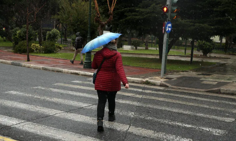 Καιρός: Βροχές, καταιγίδες και πτώση της θερμοκρασίας - Πού θα χρειαστείτε ομπρέλα